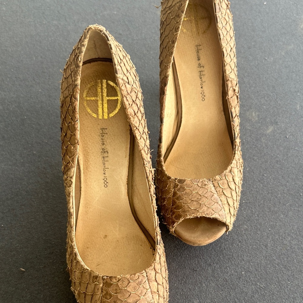 House of Harlow 1960 Tan Textured Peep Toe Heels